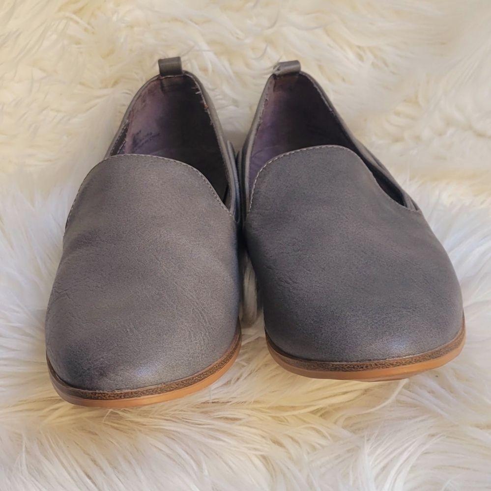 Woman's faux leather loafer shoes US 7